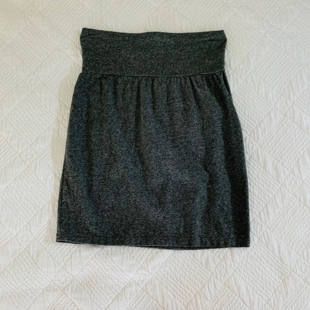 Selling brand new Aritzia gray skirt in size small
